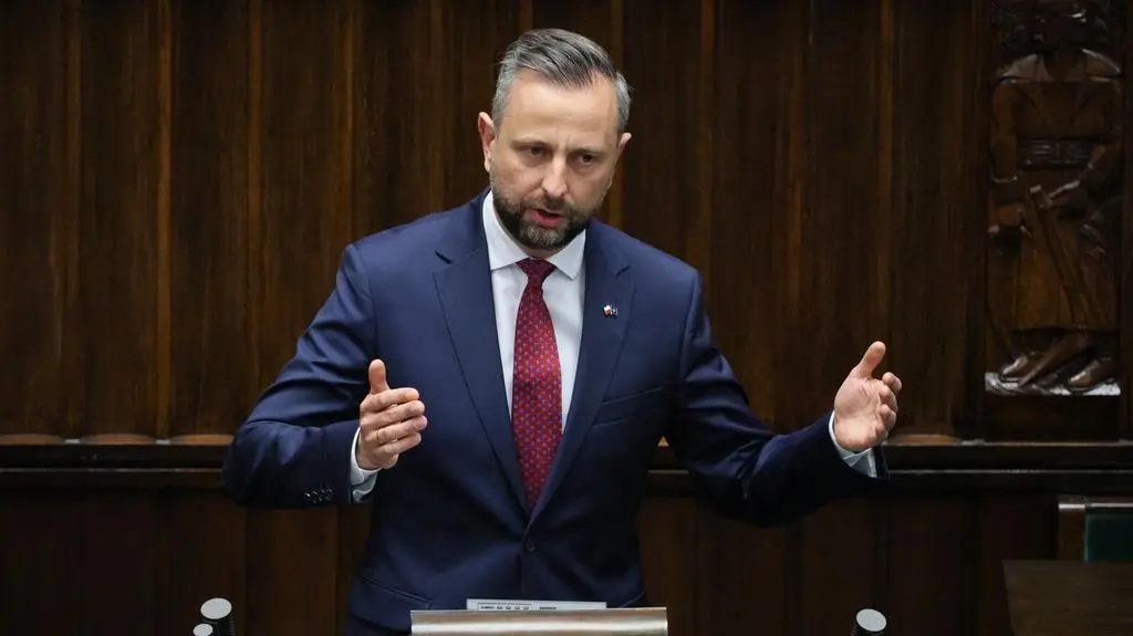 Szef MON: używanie krzyża jako tarana do swoich misji politycznych jest po prostu niegodne