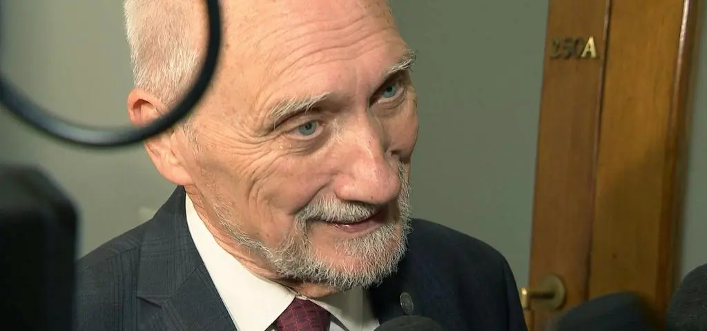 Kto się podszywa pod Antoniego Macierewicza?