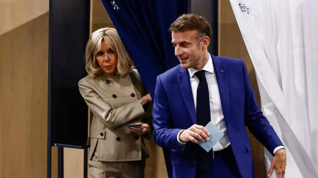 Żarty czy przemoc? "Są podejrzenia, iż Rosja inspiruje kampanię ośmieszania Macrona"
