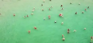 Raj dla turystów tonie w śmieciach. Czy tak właśnie chcemy podróżować?