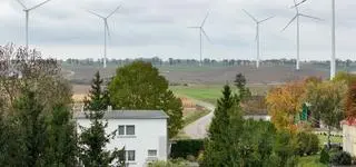 Wiatraki straszą Polaków? Sprawdziliśmy, jak naprawdę żyje się w ich cieniu