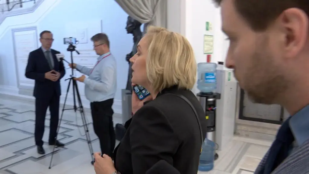 Udawała rozmowę przez telefon? Dziennikarz zrobił coś, czego nikt się nie spodziewał