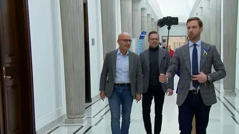 Maski opadły