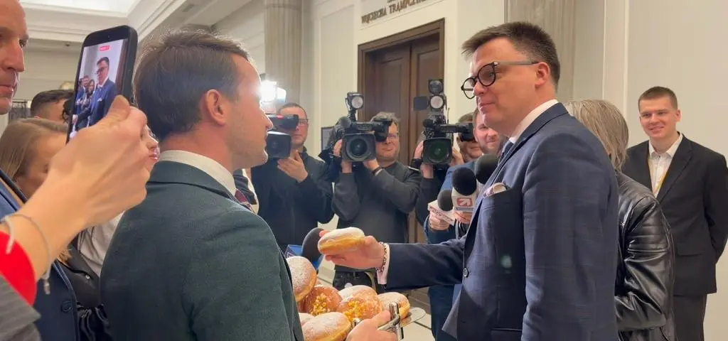 Ryzykowny poczęstunek i celne pytanie Szymona Hołowni. "Ja we wszystkim maczam swoje palce"