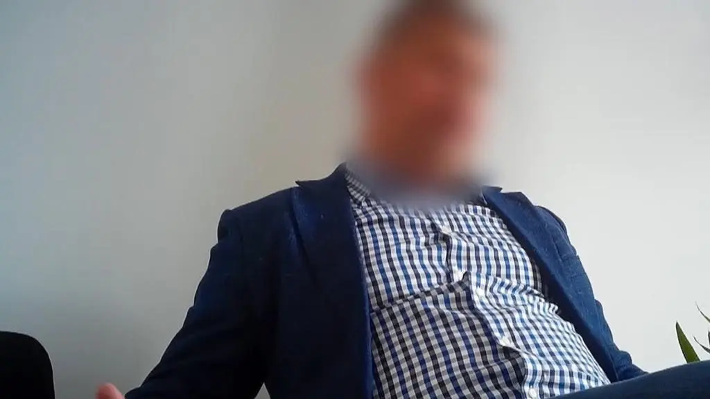 Sekretarz gminy i osiem kobiet