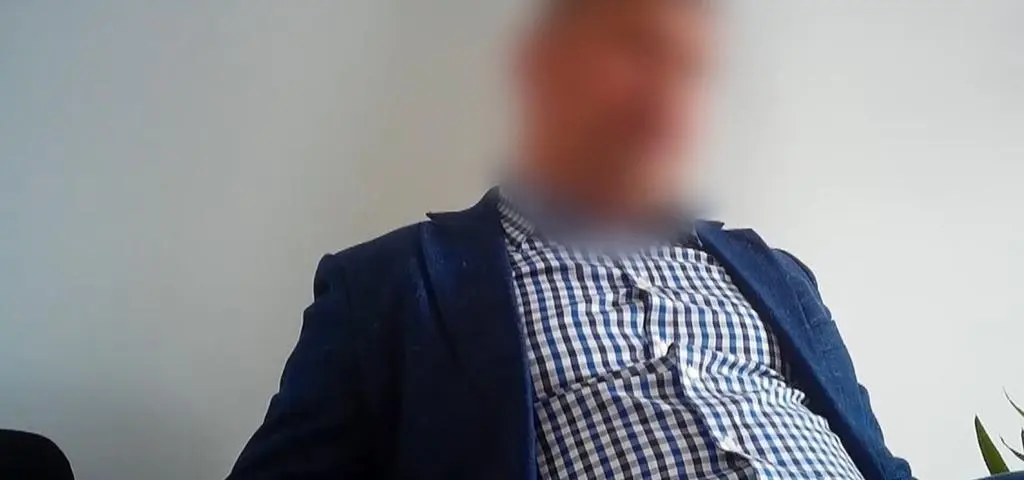 Sekretarz gminy i osiem kobiet