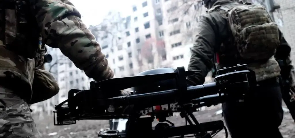 Jak dostarczyć bojowego drona przez "miejsce apokalipsy"?