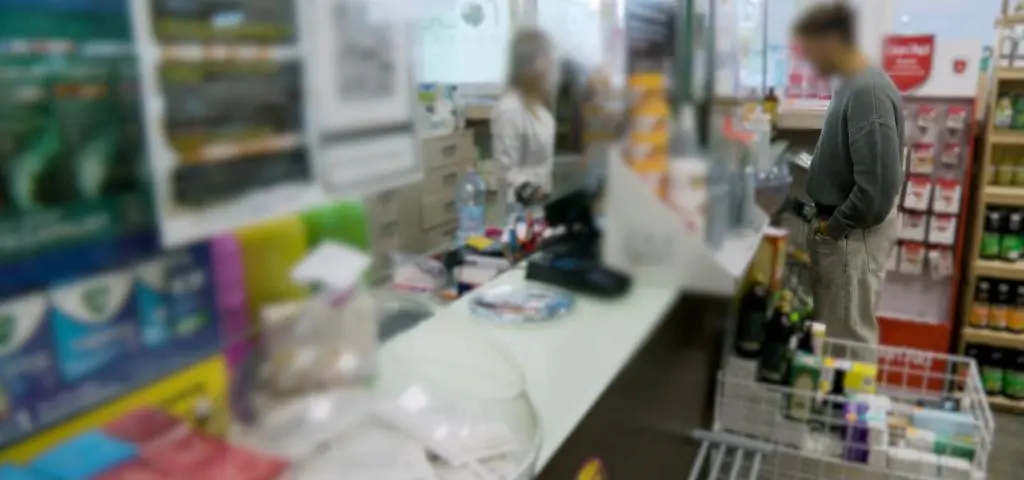 "Czuliśmy, że odchodzi, że ją tracimy". Leku zakazali w 30 krajach. Dlaczego w Polsce można go kupić bez recepty?