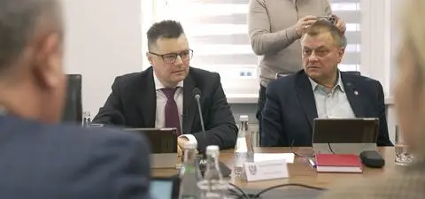 Miliony z pomocy dla powodzian dla firmy, choć nie została zalana. W tle wojna w KO