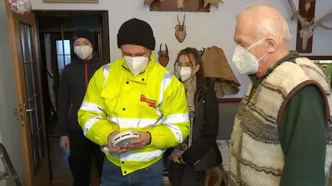 Strażacy i harcerze pomagają uczestnikom Powstania Warszawskiego