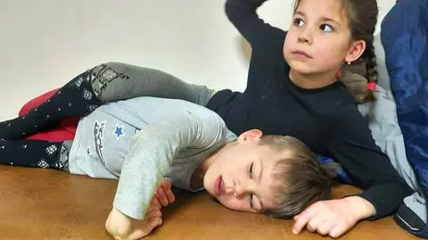 "W nocy staramy się udawać, że nas nie ma". Mama z trójką dzieci i psem żyją w schronie 