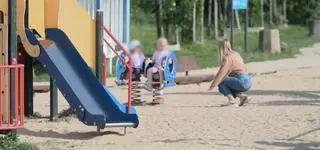 Obcy zaczepia dziecko na placu zabaw. Zobacz, co wydarzyło się chwilę później