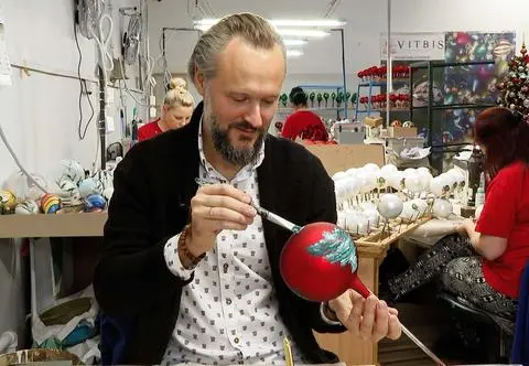 Tak powstają bombki. Reporter TVN24 w największej fabryce w Europie 