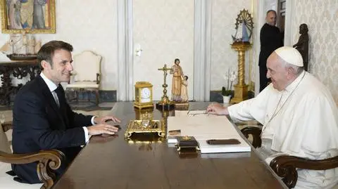 Macron podarował papieżowi książkę z pieczęcią polskiej biblioteki. MSZ "zna już sprawę"