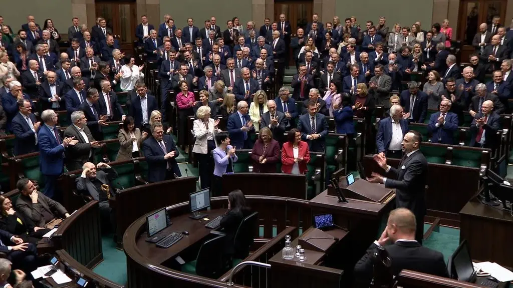 Posłowie PiS wstali i oklaskiwali ministrów