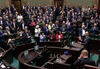 "Wstańmy i pokażmy, jak jesteśmy dumni". Kowalski zagrzewa do braw dla ministrów 