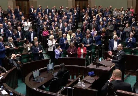 "Wstańmy i pokażmy, jak jesteśmy dumni". Kowalski zagrzewa do braw dla ministrów 