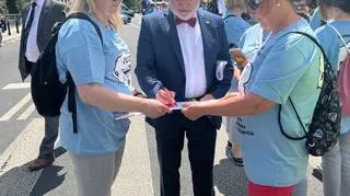 Manifestacja pielęgniarek pod Sejmem 22 czerwca 2022 r. - Jerzy Maksymowicz z pielęgniarkami