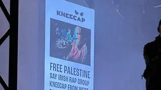 Plansza wyświetlona w czasie koncertu Kneecap na OFF Festival
