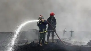 Kuba. Strażacy gaszą pożar w porcie Matanzas