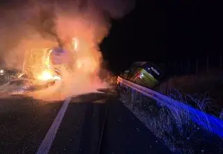 Pożar ciężarówki, rozbity autobus w rowie. Czołowe zderzenie na S7