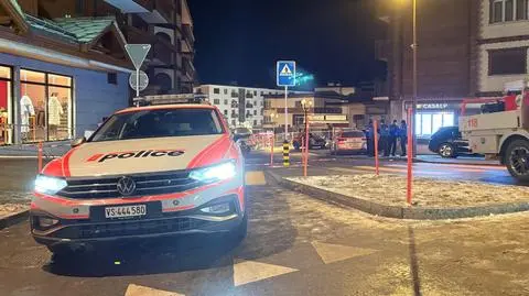 Policyjny samochód w pobliżu miejsca eksplozji