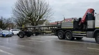 Zaparkował i poszedł do sklepu