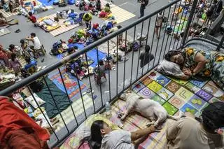 Filipiny. Ludzie ewakuowani w związku z nadejściem supertajfunu