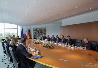 Pytanie o puste krzesło w Berlinie. Bartoszewski odpowiada