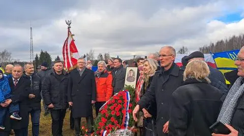 Російський посол поклав вінок до місця, де стояв пам'ятник радянському генералу. На тлі криків: "вбивця!", “геть Путіна!”