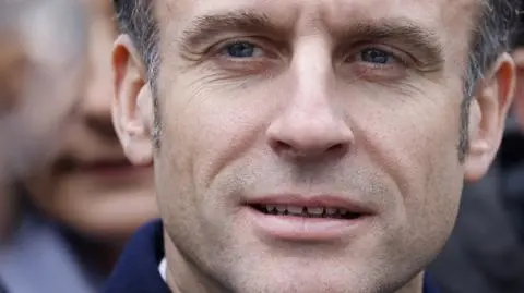 Macron próbuje "wygrać wojnę przed wojną"