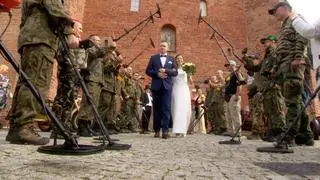 Szpaler osób z wykrywaczami metalu