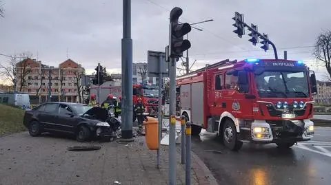 Snop iskier, uderzenie w słup, pijany kierowca wypada z auta