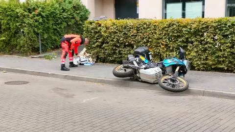 16-latek stracił panowanie nad motocyklem i uderzył w pieszych. Matka z dzieckiem trafiła do szpitala