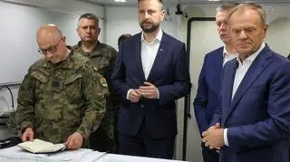 Tusk, Siemoniak i Kosiniak-Kamysz podczas odprawy z dowództwem służb mundurowych