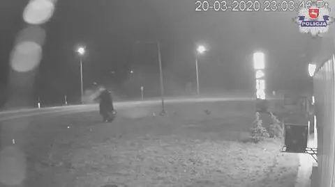 Dachowanie przy stacji paliw. 23-latka jechała "na podwójnym gazie"