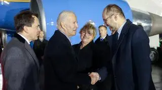Joe Biden and Marcin Przydacz at the Warsaw airport on Monday night