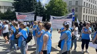 Manifestacja pielęgniarek pod Sejmem 22 czerwca 2022 r.