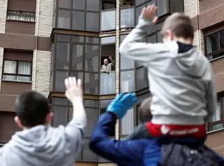 Pampeluna. Wnuczkowie machają do dziadka