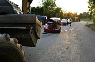 Podkarpacie. Pijany kierowca koparki zniszczył dwa samochody i motocykl. Grozi mu więzienie
