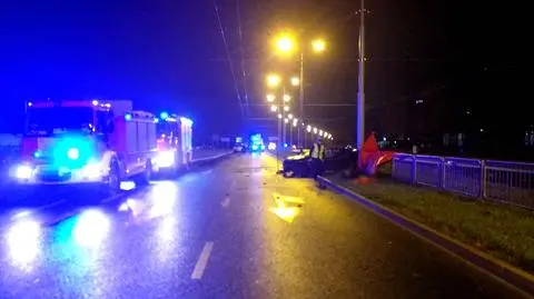 Policja o wypadku, w którym zginęły trzy młode osoby, a czwarta walczy o życie