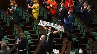 Posłanka Klaudia Jachira rozwinęła transparent z napisem "Krzywoprzysiężca" 