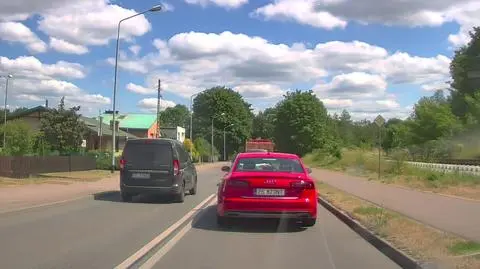 Wyprzedzał sznur aut na podwójnej ciągłej. Jechał na czołowe, uciekł na chodnik