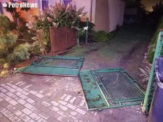 Wypadając z drogi auto staranowało bramę