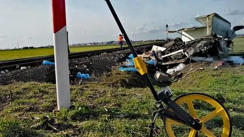 Auto zderzyło się z szynobusem. Kierowca nie żyje, z samochodu niewiele zostało