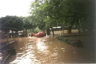 Strażacy na pontonie dotarli do szpitala