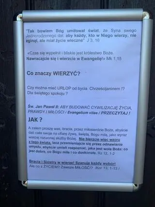 Taka kartka obecnie wisiała na drzwiach kościoła w środę