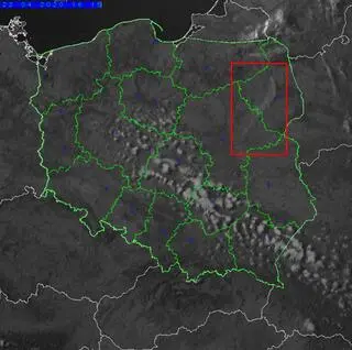 Obraz SEVIRI w kanale HRV (pasmo widzialne) z 22 kwietnia 2020 z godz. 16.15. Czerwoną ramką zaznaczono smugę z pożaru w BPN 