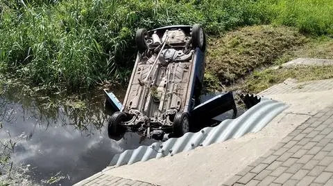 Dachowała, potem jej auto wpadło do rowu z wodą
