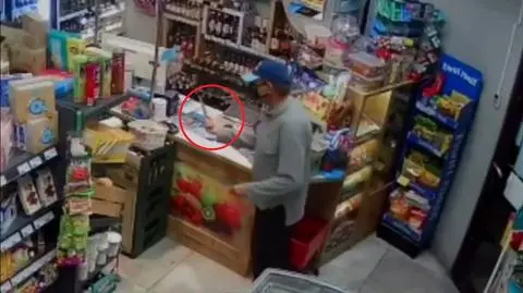 Z nożem w ręku wpadł do sklepu i zażądał pieniędzy. Policja publikuje nagranie z napadu